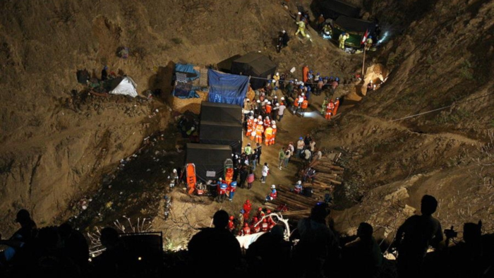 Personal policial se encuentra en el distrito de Yanaquihua para apoyar en las labores de rescate de los cuerpos de mineros que fallecieron dentro de un socavón en la provincia de Condesuyos.