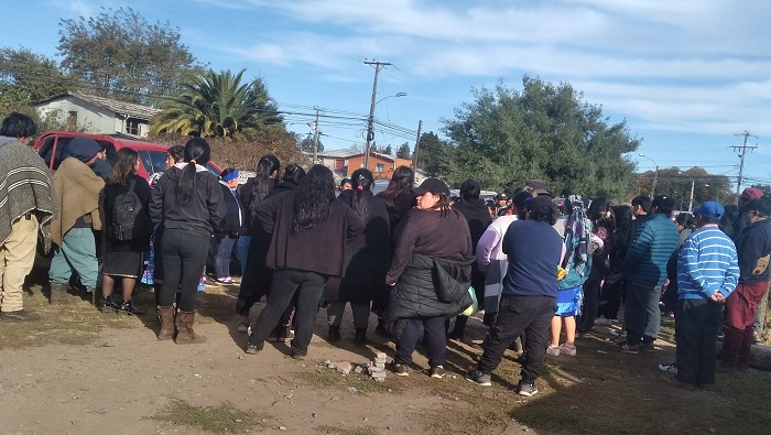 Pese a la represión, familiares de los reos mapuches en Angol permanecen fuera de la cárcel a la espera de noticias y que los heridos sean llevados al hospital.