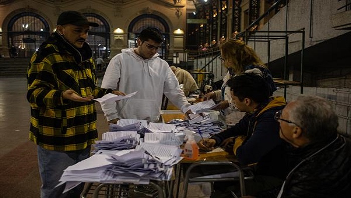 Las mesas receptoras de votos cerraron a las 18H00 hora local, tras lo cual inició el escrutinio de los sufragios.