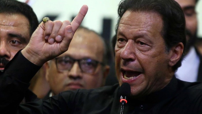 Khan junto a su esposa Bushra Bibi, son imputados de un presunto desfalco de 50.000 millones de rupias pakistaníes