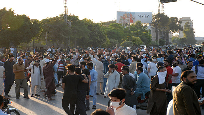 Los manifestantes exigen en la capital de Pakistán la liberación inmediata del exprimer ministro, Imran Khan.