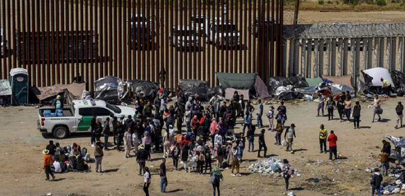 Miles de migrantes improvisan campamentos a lo largo de la frontera norte de México con Estados Unidos, en medio de la incertidumbre y el caos, con la esperanza de cruzar al territorio estadounidense en la víspera del fin del Título 42 y entrada en vigor del Título 8, nuevamente.