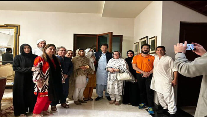 El exprimer ministro Imra Khan fue recibido por miembros de su familia al llegar a su casa.