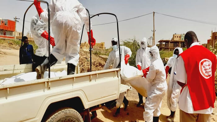 Funcionarios de la Cruz Roja en Sudán recogen cuerpos de civiles fallecidos durante enfrentamientos armados.