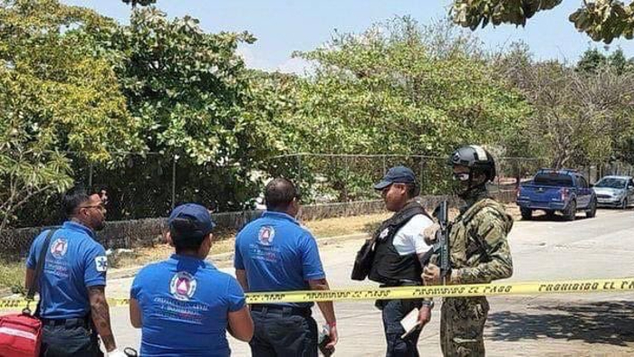 La policía estatal aseguró el área para el trabajo de los peritos de la Fiscalía General del estado de Oaxaca.
