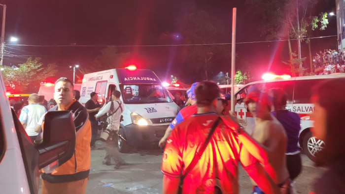 El incidente dejó también alrededor de 100 personas lesionadas, que fueron trasladadas a centros hospitalarios.