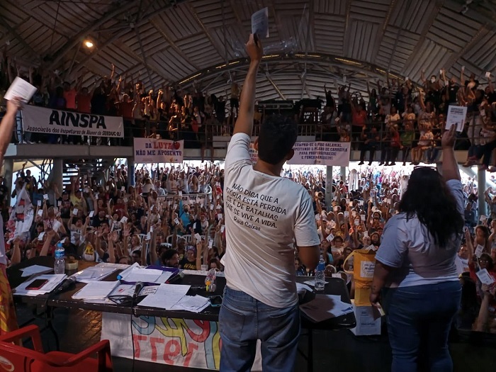 Cerca del 80 por ciento de los aproximadamente 60.000 profesores y 6.000 empleados que trabajan en las 1.200 escuelas de Río de Janeiro se sumaron al movimiento para exigir reformas.