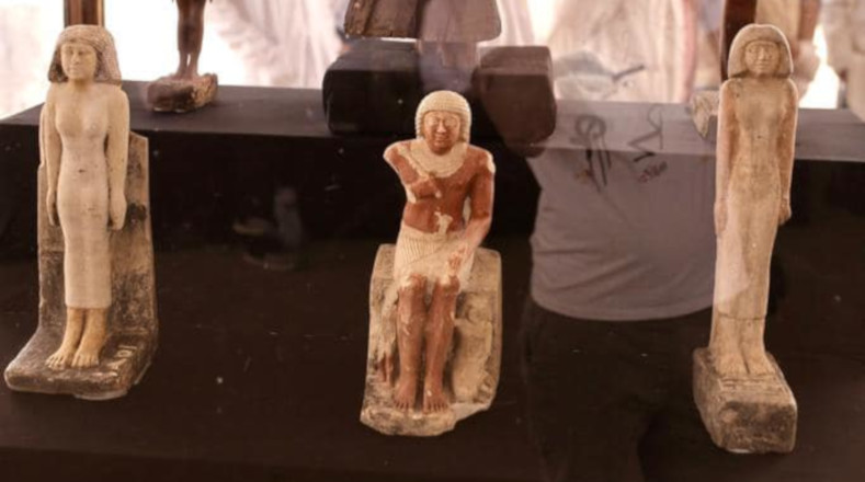 Asimismo, se encontraron otras estatuas, un ataúd antropoide del Tercer periodo intermedio y una colección de figurillas funerarias conocidas como shabis.