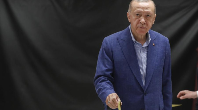 Tras emitir su voto en una escuela en Estambul, el actual mandatario destacó en declaraciones a la prensa que se trata de la primera vez que Turquía celebra una segunda vuelta .