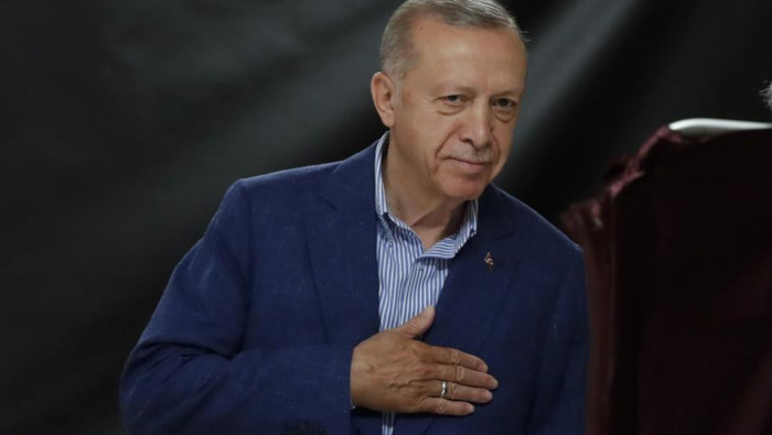 Con el 55,6 % de votos escrutados, el actual mandatario, candidato de la Alianza Popular, se impone con el 55,8 % de los votos a su rival, el candidato opositor Kemal Kilicdaroglu, de la Alianza de la Nación