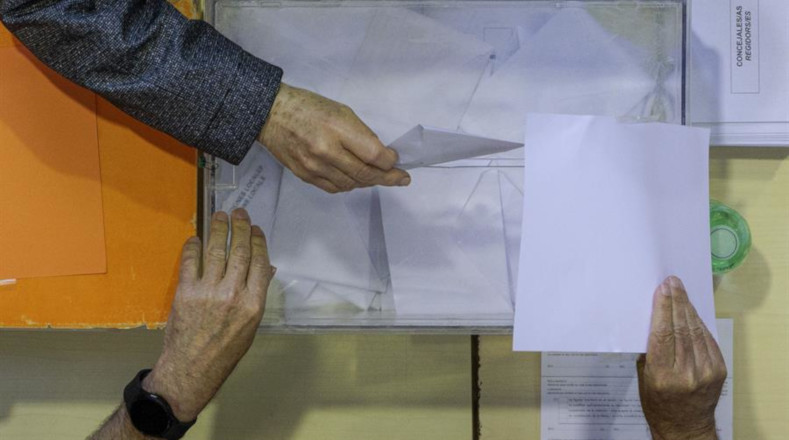 Un total de 35,6 millones de votantes están llamados a las urnas en estas elecciones que preceden a las legislativas generales de diciembre. La mayoría de los líderes políticos españoles y los principales candidatos de los partidos fueron a las urnas y dejaron mensajes animando a los ciudadanos al voto..