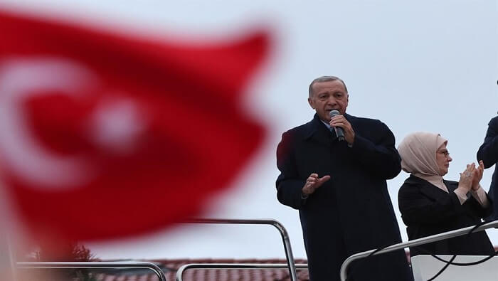 Antes sus seguidores, el presidente reelecto turco brindó un discurso sobre su triunfo electoral.