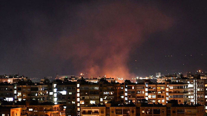 Fuentes militares sirias indicaron que varios de los cohetes israelíes fueron derribados sobre la ciudad de Damasco.