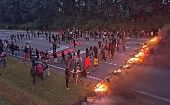 Los guaraníes bloquearon el kilómetro 20 de la carretera donde colocaron una fila de llantas quemadas.