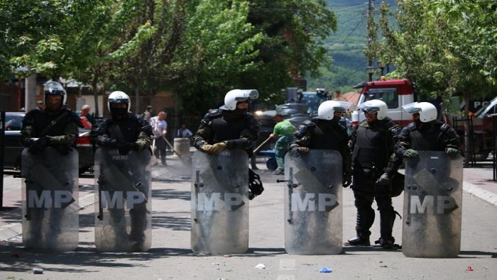 El viernes último la policía kosovar usó la fuerza contra los manifestantes serbios para permitir el acceso de los alcaldes a los ayuntamientos en tres municipios de Kosovo.