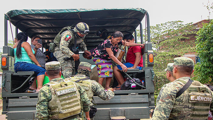 Agentes militares trasladan a las personas desplazadas a sus comunidades en el sur del estado de Chiapas.
