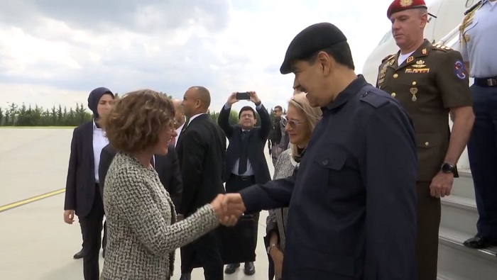 El líder bolivariano recibió la bienvenida de diversas autoridades al llegar al aeropuerto internacional de Esenboga, en Ankara.