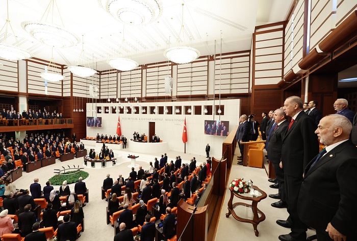 En su discurso de apertura, Bahçeli declaró estar “emocionado de dar la bienvenida al 100 aniversario de la República de Türkiye y al 103 aniversario de la Gran Asamblea Nacional Turca.