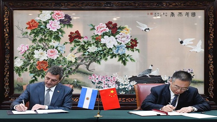 Para el ministro de Economía argentino dichos pactos además de consolidar las relaciones comerciales de Argentina con China, “permiten seguir cuidando las reservas de divisas