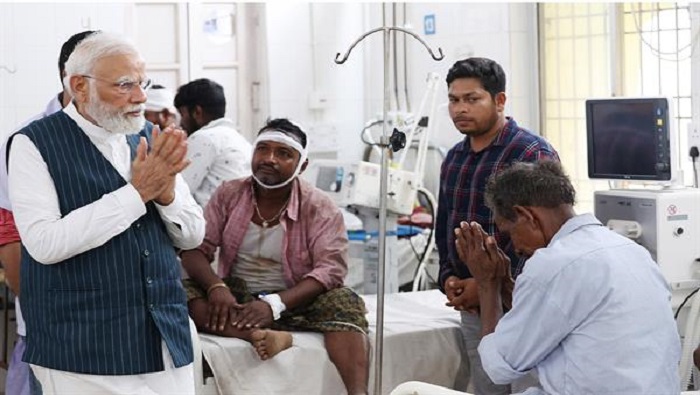 Además de recorrer el sitio del desastre, el primer ministro indio, Narendra Modi, visitó a numerosos heridos en los hospìtales.