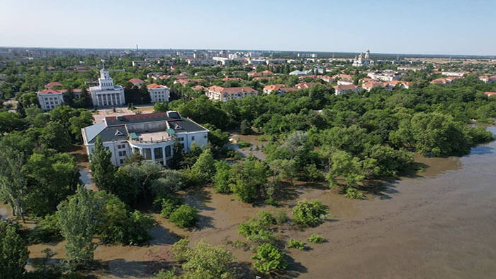 De acuerdo con el centro de respuesta a la emergencia, el nivel de agua en la ciudad de Nóvaya Kajovka ha disminuido al menos 35 centímetros.