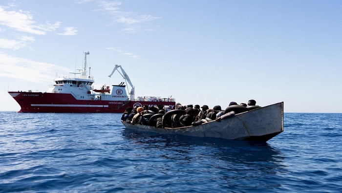 El buque Deciotti de la Guardia Costera, con el apoyo del 'MAI 1107' de Frontex y dos patrulleros, participó en el rescate de una segunda barca que llevaba 650 migrantes. 