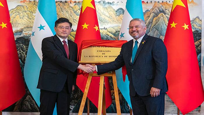 El canciller hondureño, Eduardo Enrique Reina, y su homólogo chino, Qin Gang, oficializaron la inauguración de la sede diplomática en Beijing.