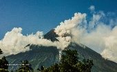 El volcán había sido elevado al nivel de alerta tres en un sistema de alerta de cinco pasos el jueves, lo que significa que el volcán se encontraba en un estado de gran agitación.