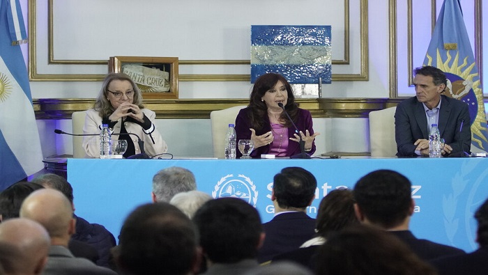 Cristina Fernández aseveró que, más allá de filiaciones políticas, todos los argentinos necesitan imperiosamente que acabe la economía bimonetaria y acusó al FMI de haber puesto una pistola en la cabeza de la nación.