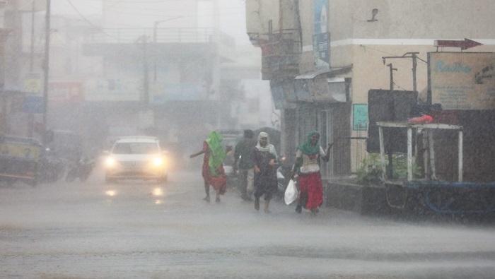 Tras un extenso recorrido por el mar Arábigo, Biparjoy tocó tierra este jueves con fuertes vientos y lluvias entre la India y sur de Pakistán.