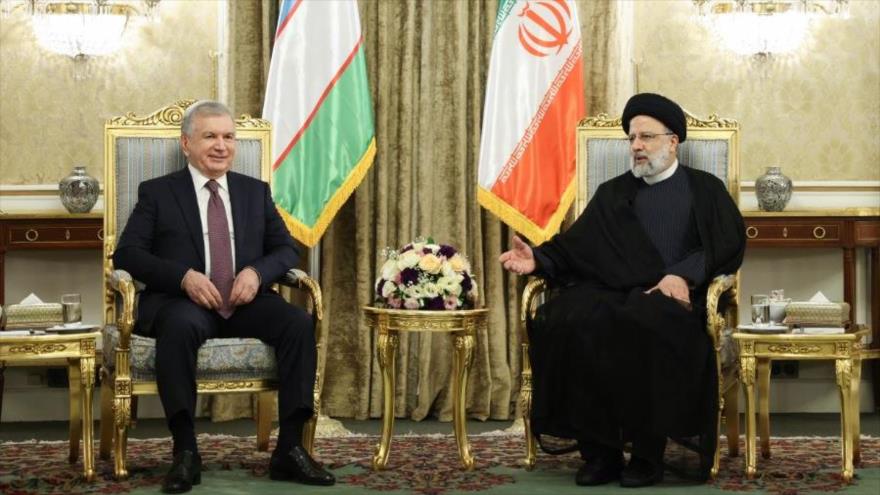 El presidente de Irán, Ebrahim Raisi,junto a su par uzbeco, Shavkat Mirziyoyev,