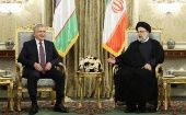  El presidente de Irán, Ebrahim Raisi,junto a su par uzbeco, Shavkat Mirziyoyev,