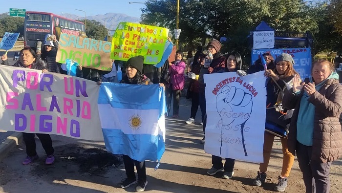 Este lunes, maestros de Jujuy siguen movilizados y protestan en accesos a la capital provincial y a los costados de numerosas vías.