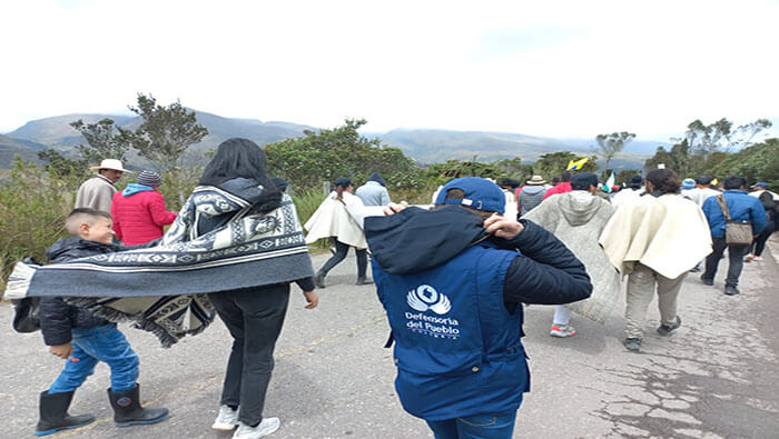 Funcionarios de la Defensoría del Pueblo de Colombia acompañan a un grupo de desplazados en el departamento del Chocó.