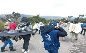 Funcionarios de la Defensoría del Pueblo de Colombia acompañan a un grupo de desplazados en el departamento del Chocó. 