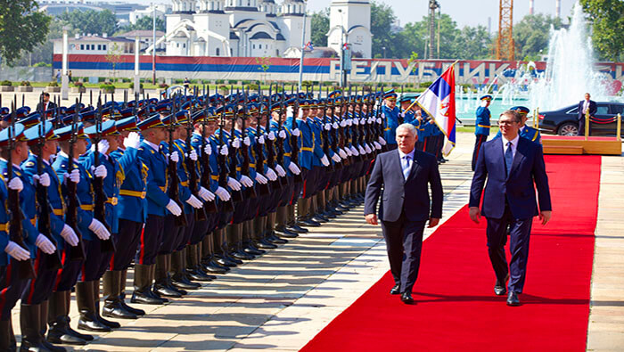 Presidente Miguel Díaz-Canel recibe honores militares al llegar al Palacio Presidencial de Serbia.