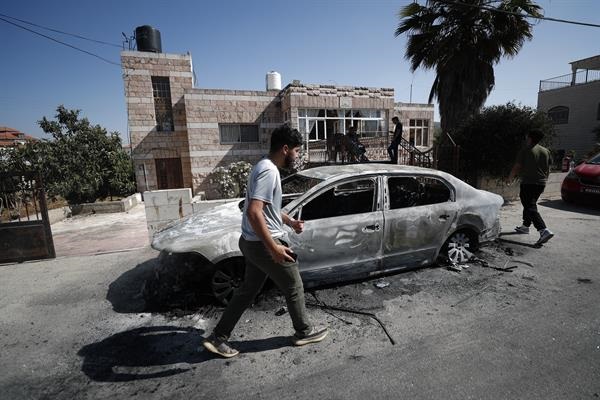 Los colonos están ejecutando un progromo en áreas cercanas a Ramallah. Asaltan localidades palestinas e incendian sus casas y autos.