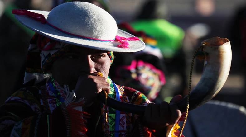 Sabios indígenas entregaron una ofrenda a la Pachamama, mientras se rezaban oraciones en aimara.