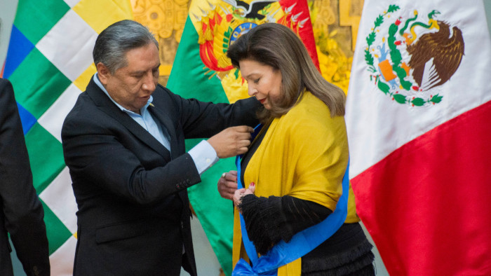 Bolivia despide a Maria Teresa Mercado, embajadora de México, con una condecoración en reconocimiento a sus servicios.