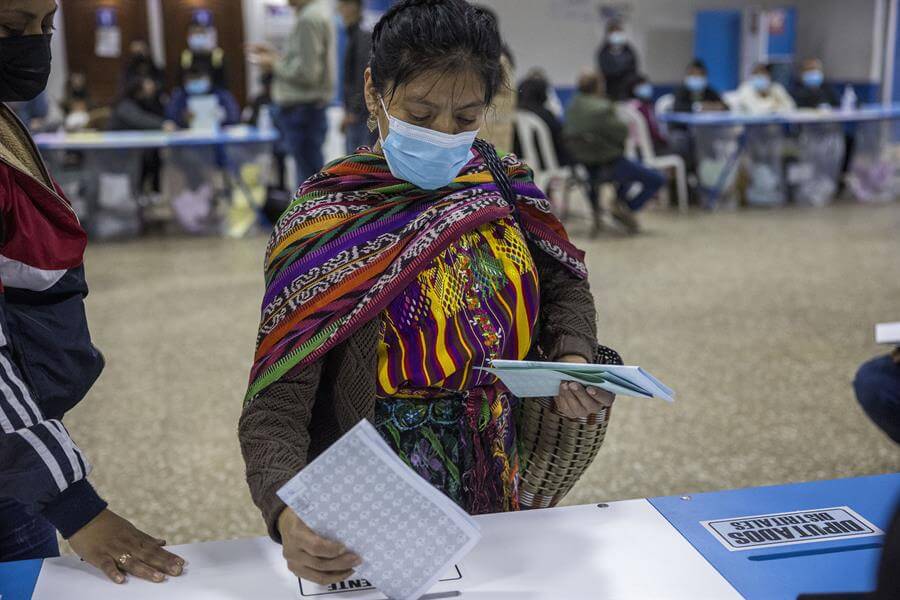 Guatemaltecos acuden a las urnas electorales
