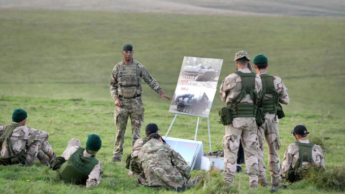 Reclutas ucranianos participan en un entrenamiento en una base militar con las Fuerzas Armadas del Reino Unido en el sur del país