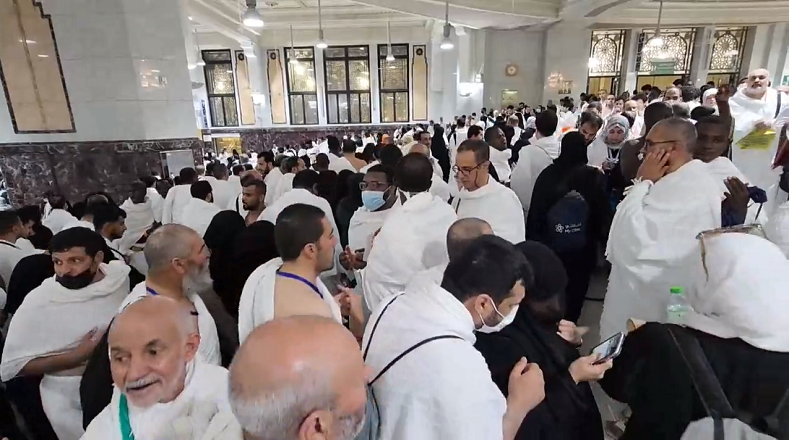Después de arrojar piedras en el ritual de "lapidación del diablo" el miércoles, que marca el inicio de la festividad de Eid al Adha, los peregrinos regresarán a La Meca para realizar un "tawaf" de despedida, dando siete vueltas alrededor de la Kaaba.
