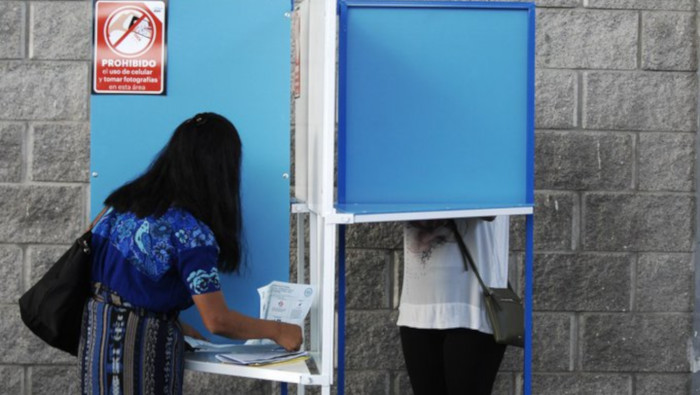 La mayoría de los guatemaltecos votaron nulo o en blanco y, sorpresivamente, el candidato del movimiento SEMILLA, César Bernardo Arévalo, del eje progresista, obtuvo el 12 % de los sufragios.