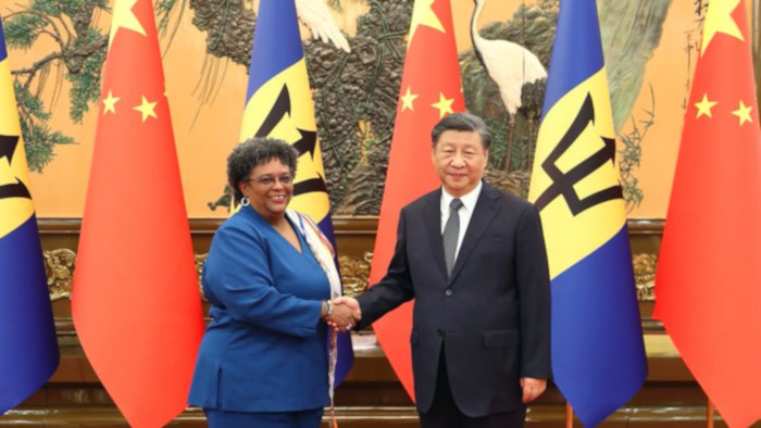 Tras señalar que Barbados es el primer país del Caribe Oriental en establecer relaciones diplomáticas con China, el jefe de Estado calificó a Barbados como un buen amigo y socio de China en la región.