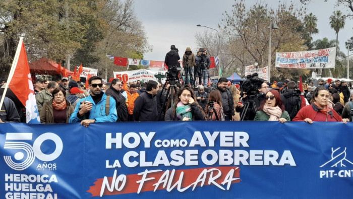La central de trabajadores de Uruguay realiza un paro general parcial para exigir al gobierno discusiones acerca de sus demandas colectivas.