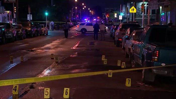 Policías recolectan balas del tiroteo en el suroeste de la ciudad de Filadelfia.