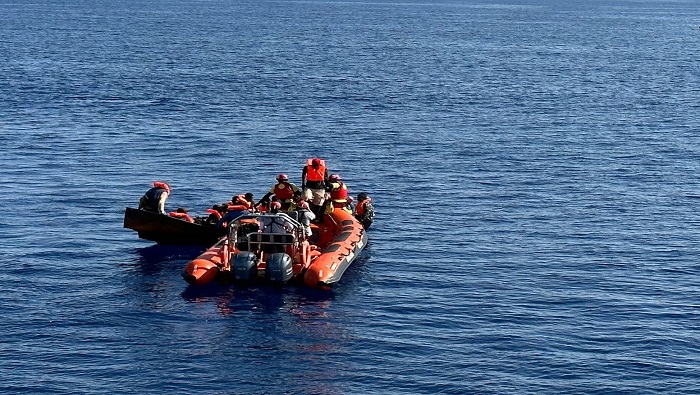 En la primera de las barcas rescatadas viajaban cerca de 100 personas de Siria, Etiopía, Eritrea y Sudán.