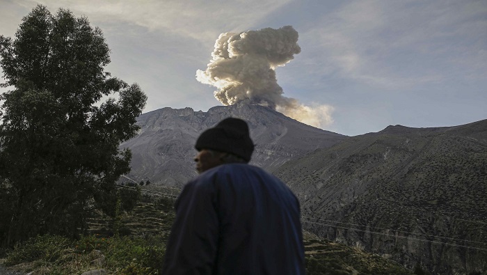 Las autoridades advierten que el material expulsado por el volcán se desplazará hacia el sur y el sureste del país y puede afectar a 13 distritos.