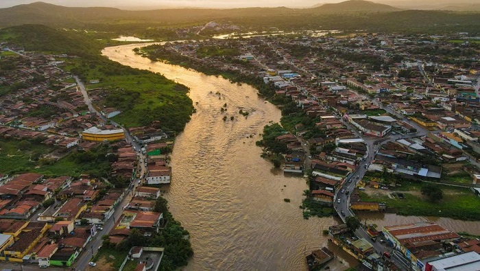 A causa de las grandes inundaciones, varias comunidades han quedado completamente aisladas en el estado de Alagoas.