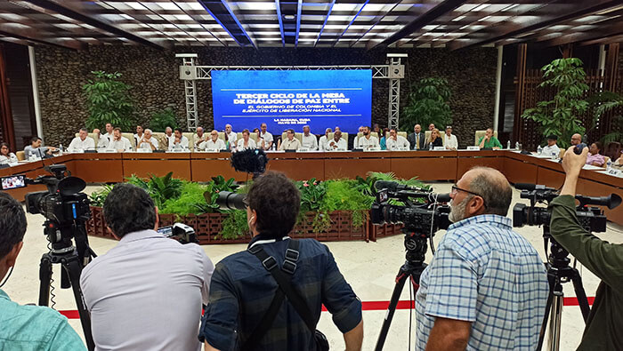 Las delegaciones de paz del Gobierno colombiano y el ELN han analizado por separado los ocho protocolos sobre el cese al fuego.